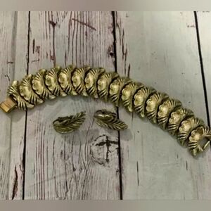 Coro Pegasus Light Gold Tone Bracelet And Matching Earrings